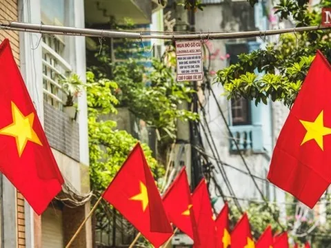 Mỗi hộ gia đình ở Hà Nội được tặng 1 lá cờ Tổ quốc dịp kỷ niệm 70 năm Giải phóng Thủ đô