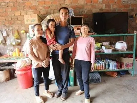 Chuyện tình đẹp tựa cổ tích của cặp đôi khuyết tật