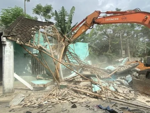 Hàng trăm hộ dân miền núi Thanh Hóa hiến đất, đập nhà để mở đường