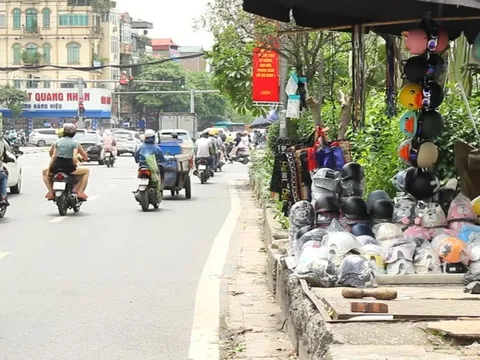 Mũ bảo hiểm kém chất lượng tràn lan trên vỉa hè Hà Nội