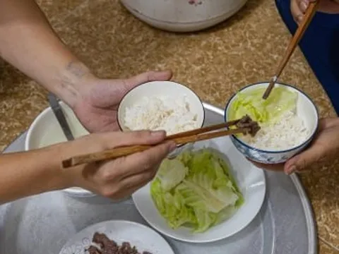 Món gì cũng đắt đỏ, người nghèo chật vật xoay xở để bữa cơm có thịt