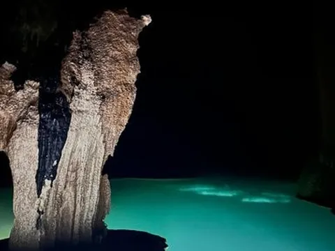 Mực nước trong hồ "treo" lơ lửng trên vách hang bất ngờ tụt 2m