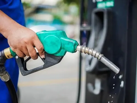 Giá xăng đảo chiều tăng, RON 95 lên 23.210 đồng/lít