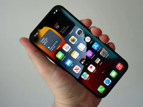 Lần đầu phải giảm giá vì bán ế, đã đến lúc iPhone nên trở thành chiếc điện thoại “bình dân”?