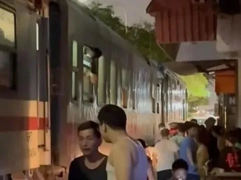 Cố vượt qua lối đi tự mở, nam thanh niên bị tàu hỏa tông dẫn đến nguy kịch