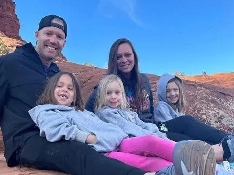 Ghét xin sếp cho nghỉ phép, đôi vợ chồng bỏ việc đưa 3 con đi khắp thế gian