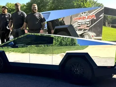 Thấy Tesla Cybertruck chưa đủ khác biệt, một chủ xe mang đi đánh bóng thành gương