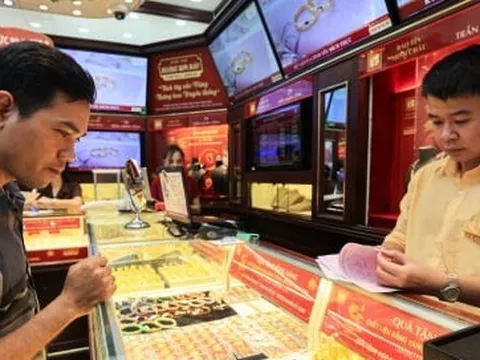 Giá vàng biến động mạnh, cửa hàng ở Hà Nội nhiều lúc ngừng bán