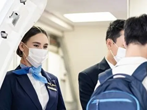 "Ý đồ" thực sự của tiếp viên hàng không khi cúi chào khách tại cửa lên máy bay: Không đơn giản là phép lịch sự