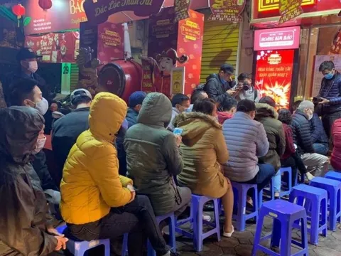 Giá vàng miếng giữ nguyên 5 ngày, người dân vẫn xếp hàng mua