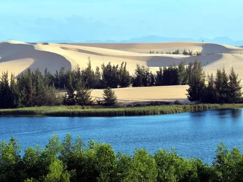 Điểm đến ngay miền Trung mà ngỡ ở nước ngoài: Vừa có hồ nước vừa có sa mạc cát, được ví như "tiểu Sahara"