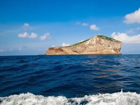 Có một hòn đảo hoang sơ trên biển miền Trung: Hình dáng đặc biệt, nằm ở vị trí đánh dấu lãnh hải Việt Nam