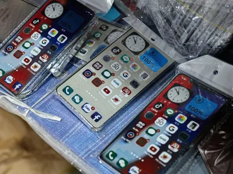 Nhà lầu, ô tô, điện thoại iPhone gấp rút sản xuất cho 'cõi âm' kịp rằm tháng 7