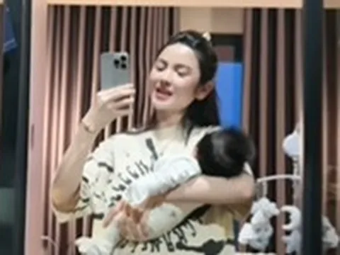 Nàng Wags của Quang Hải kiếm tiền, chăm con giỏi, nhận mình "nhếch nhác" nhưng ai cũng khen phụ nữ độc lập luôn quyến rũ