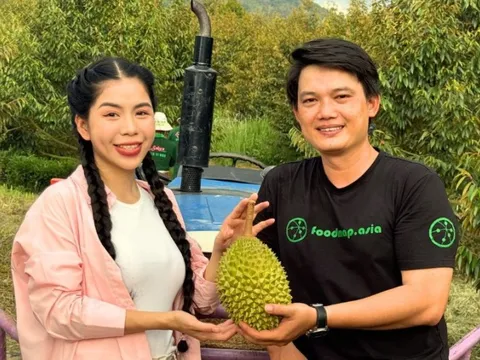 Chuyện chưa kể đằng sau phiên live '5 phút 12 tấn sầu riêng' của Hằng Du Mục: Đi từ Đắk Lắk tới Khánh Hòa tìm nguồn hàng, tới tận vườn trải nghiệm bất chấp lo ngại sức khỏe