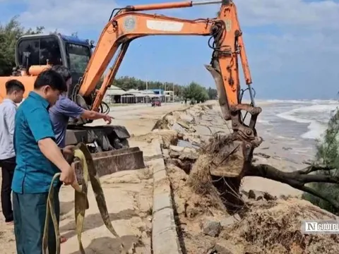 Bờ biển ở Huế sạt lở bất thường: Lãnh đạo tỉnh chỉ đạo "nóng"