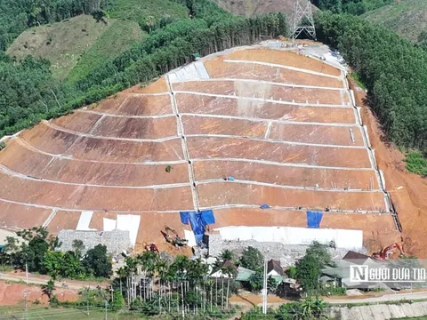 Vụ chi 14 tỷ chống sạt lở: Ngọn núi còn phải “gánh” trụ điện không phép