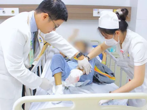 Phải cắt bỏ hết ngón chân vì ngâm chân vào nước sôi mà không biết