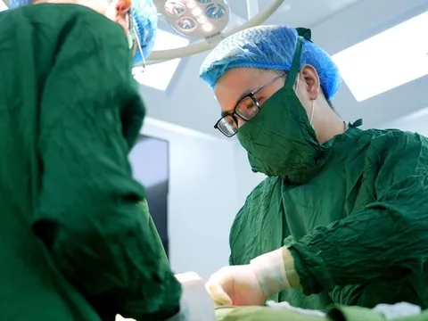 Phẫu thuật kịp thời, bảo tồn chức năng sinh sản cho nam sinh 15 tuổi