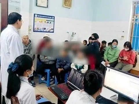 Chia nhau uống dung dịch lạ màu hồng, nhiều học sinh phải nhập viện