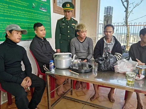 Tàu cá chở 6 thuyền viên bị chìm, 1 người mất tích trên biển