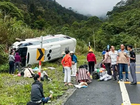 Xe khách chở 25 người lật trên đèo Khánh Lê