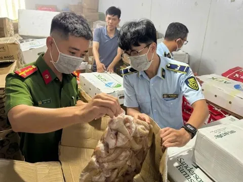 Phát hiện hơn 3,9 tấn thực phẩm không rõ nguồn gốc tại một công ty ở Quảng Bình