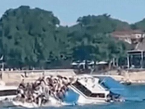 Video sốc: Khoảnh khắc tàu du lịch chở 89 khách lật giữa biển ở Bali, mọi người đập vỡ cửa sổ để thoát thân