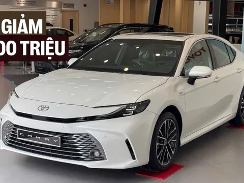 Toyota Camry giảm giá 100 triệu đồng tại đại lý: Bản 'base' còn hơn 1,1 tỷ, vẫn đắt hơn 200 triệu so với Mazda6 bản 'full'