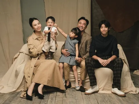 1 chi tiết về con cái trong bức ảnh mừng sinh nhật của Cường Đô la khiến dân tình "trố mắt": Nhà này "lạ" thật!