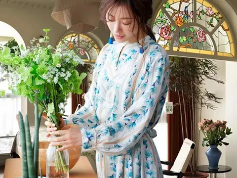 Ngôi nhà 100m² của cặp vợ chồng trung niên: Chi hơn 2 tỷ đồng biến căn hộ cũ thành “Thành phố hoa” ngay trong nhà