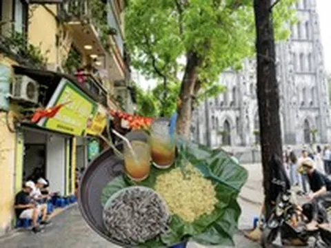 Diện mạo khác lạ của phố trà chanh Nhà thờ Lớn