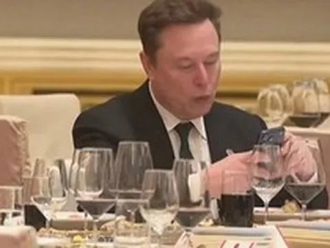 Tỷ phú Elon Musk dùng điện thoại gì?