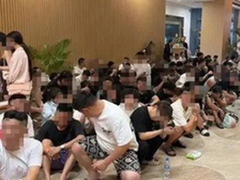 Đột kích hai tòa nhà liên quan tới tỷ phú, công an thu giữ hơn 900 thiết bị điện tử, tạm giam 'hàng trăm cán bộ online'