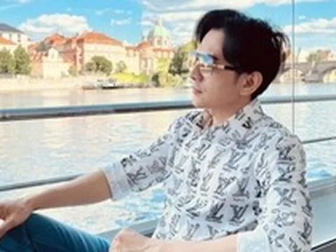 Nam ca sĩ đình đám một thời đi bán cà phê tại đường Đinh Tiên Hoàng, TP.HCM: Khách đến mua không có chỗ đứng